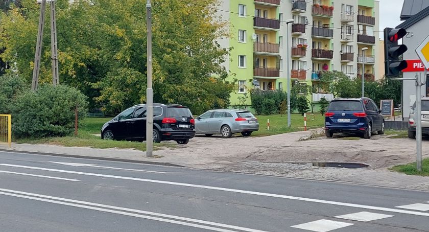 Al. 600-lecia - zjazd przy markecie Kaufland 