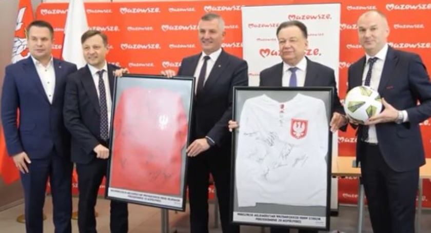 Pieniądze na dziecięcą piłkę nożną, nowe boisko i karetkę dla osób otyłych, czyli co słychać na Mazowszu