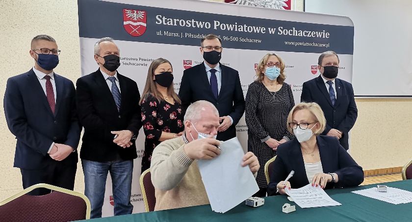 Rybno i Trojanowska z bezpiecznymi przejściami dla pieszych, szpital z nowym sprzętem – podpisano umowy z wykonawcami [WIDEO]