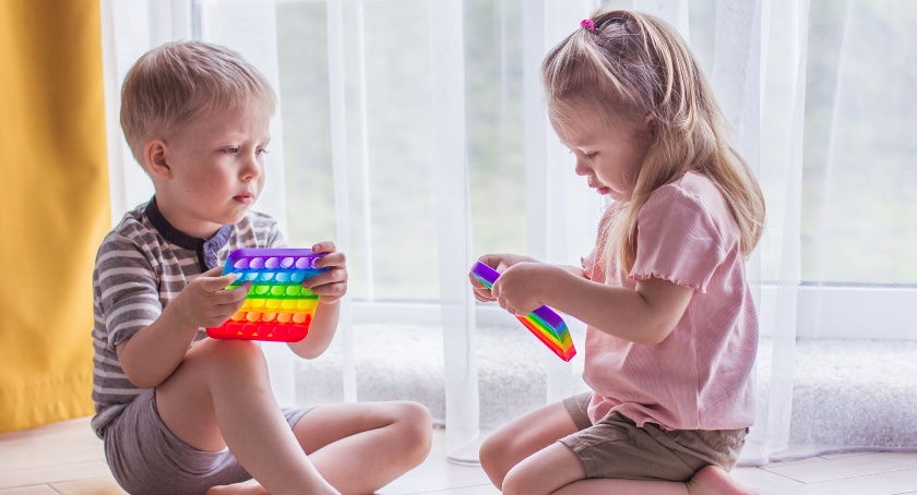 Zabawki edukacyjne sensoryczne – jak pomagają się rozwijać dziecku?