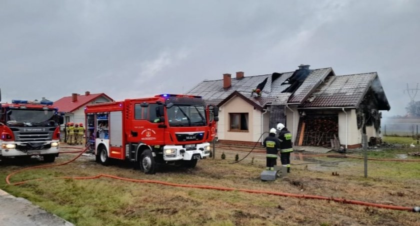 Pożar w gminie Młodzieszyn - płonął budynek w Janowie, jedna osoba w szpitalu