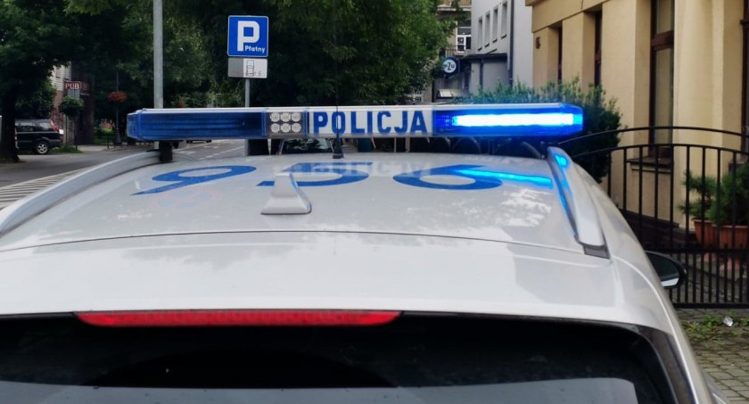 Mieszkaniec gminy Sochaczew z sądowym zakazem i pod wpływem alkoholu próbował wyprzedzać przed przejściem dla pieszych