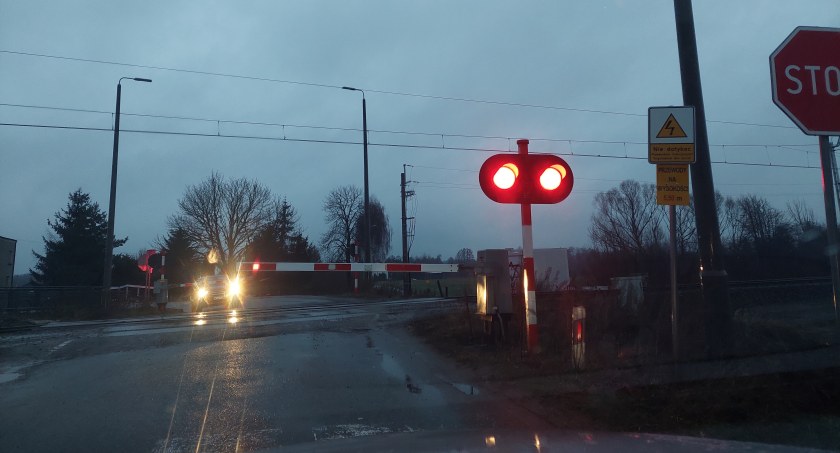 Przejazdy kolejowe w Sochaczewie - kierowcy na czerwonym 