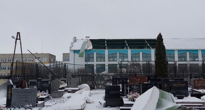 Gwałtowna burza nad Sochaczewem – zerwany dach sali gimnastycznej Szkoły Podstawowej nr 6 [FOTO, WIDEO]