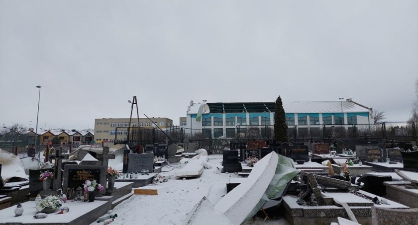 Zerwany dach na szóstce i zniszczenia na cmentarzu w Trojanowie – ruszają prace porządkowe