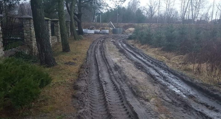 Budowa dworca w Kornelinie - kłopoty mieszkańców z dojazdem do posesji