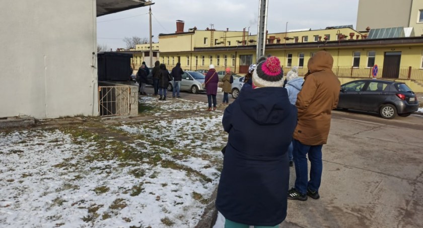 Kolejki przed punktem testowania przy szpitalu - rusza dodatkowy punkt w mieście 