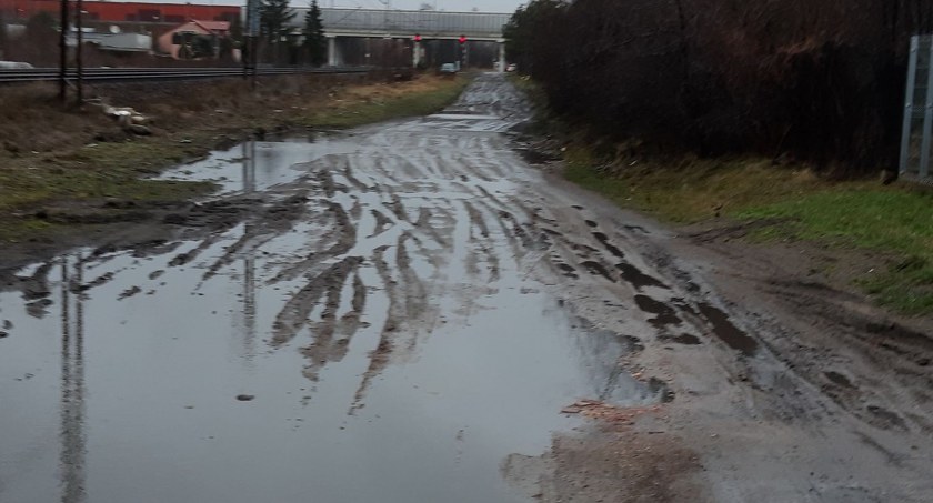 Ulica Torowa w Sochaczewie - mieszkańcy toną w błocie