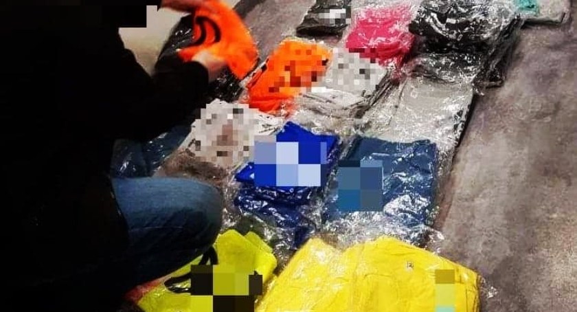 Sochaczewscy policjanci zatrzymali kobietę handlującą podróbkami odzieży