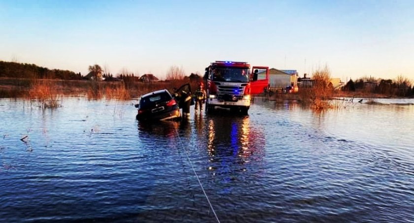 Droga Witkowice-Brochów - kolejne auto w wodzie