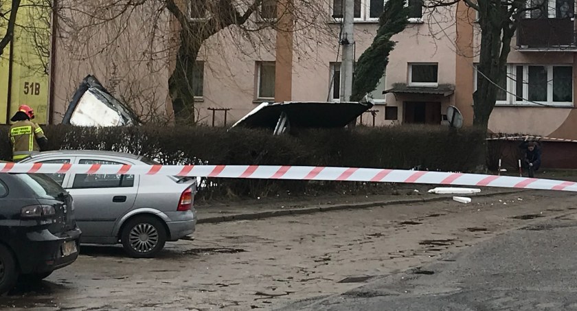 Zerwany dach na Okrzei w Sochaczewie [AKTUALIZACJA]
