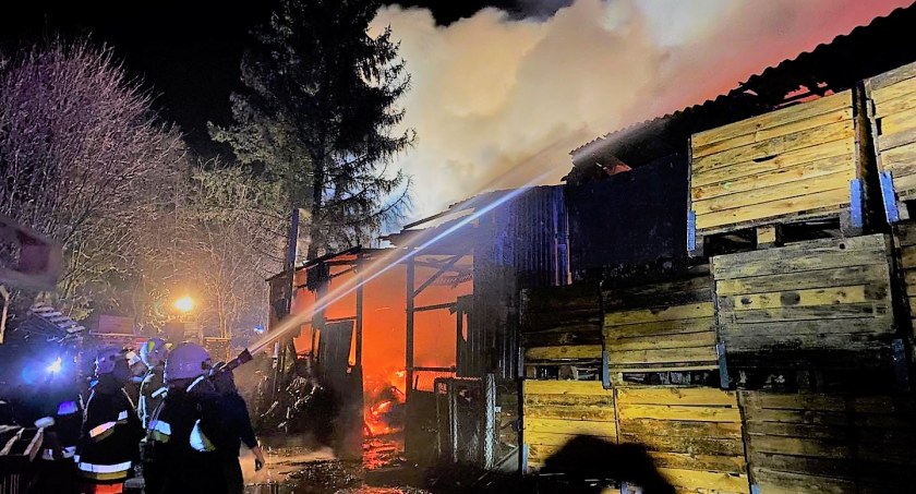 Pożar hali magazynowej - w akcji 20 jednostek straży pożarnej