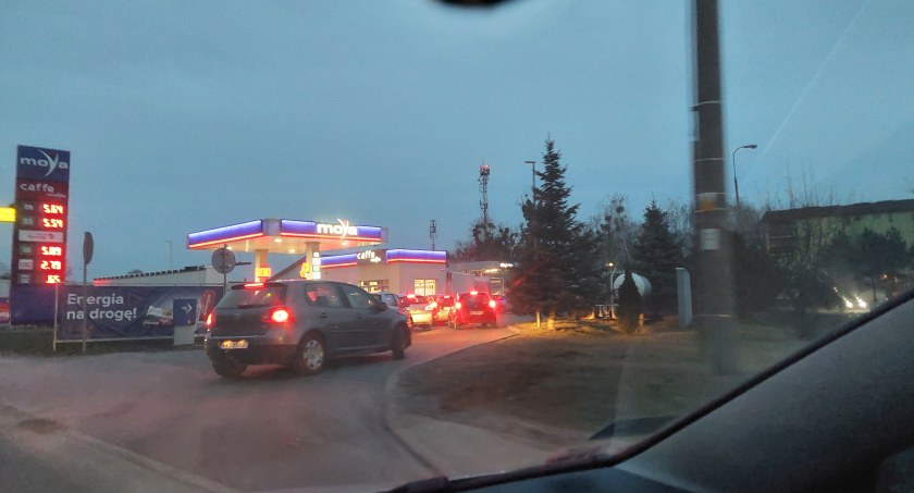 Paliwo na wagę złota - tłumy na stacjach benzynowych 