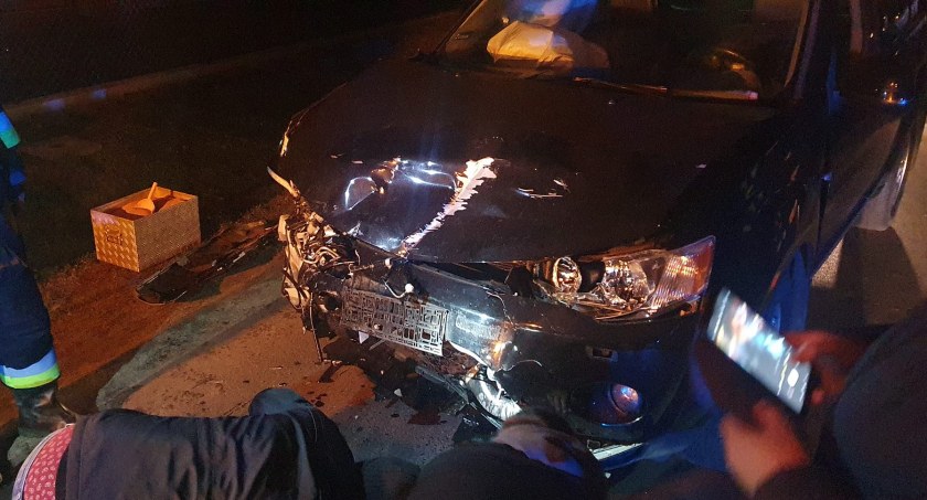 Kolizja w Wikcinku - osobówka uderzyła w stojącą ciężarówkę