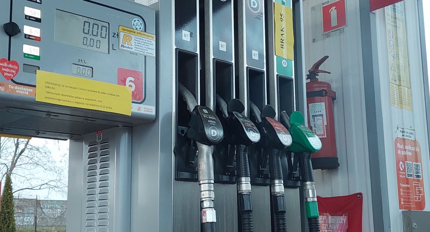 Gaz w Sochaczewie - ceny na stacjach benzynowych szokują, a mieszkańcy kupują butle gazowe