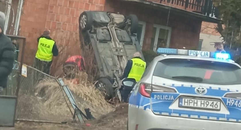 Plecewice - samochód zatrzymał się na budynku