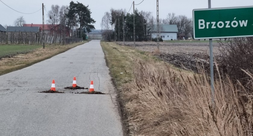 Dziury w drogach w gminie Iłów – mieszkańcy interweniują, w tle fundusz sołecki 