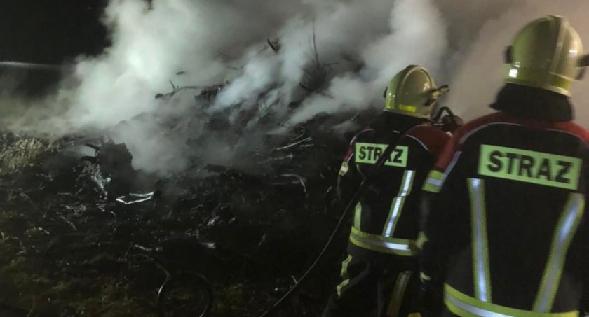 Nocny pożar na wysypisku w Topołowej