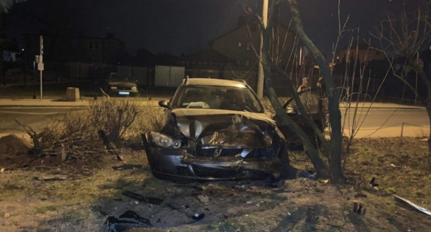 21-latek w BMW uderzył w mercedesa - był pijany