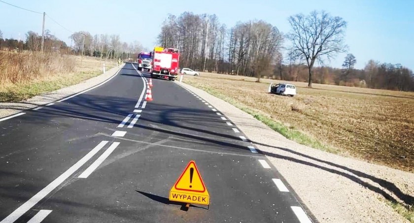 Wypadek w gminie Iłów - samochód osobowy wypadł z drogi