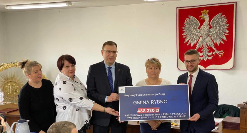 Gmina Rybno: Uroczyste przekazanie promesy o wartości blisko pół miliona złotych na przebudowę kolejnej drogi gminnej