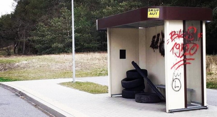Gmina Młodzieszyn - śmieci na przystankach autobusowych