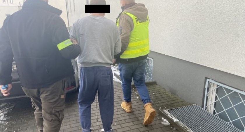 Agresywny mężczyzna zatrzymany - pokrzywdzone dzieci i żona  