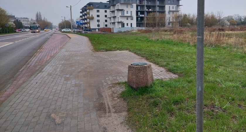 Przystanek w Boryszewie do wymiany - nocna kolizja drogowa 