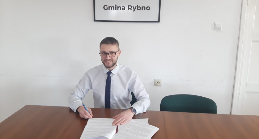 Gmina Rybno: Umowa na na realizację zadania związanego z zakupem, załadunkiem, transportem, rozładunkiem kruszywa drogowego podpisana