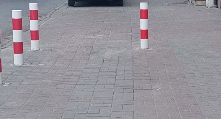 Żeromskiego - na chodniku z przeszkodami 
