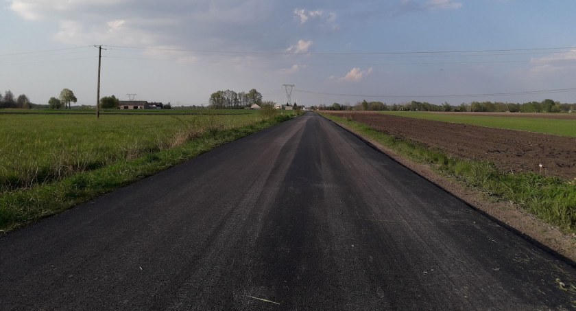 Nowa nawierzchnia na drodze w Helenowie