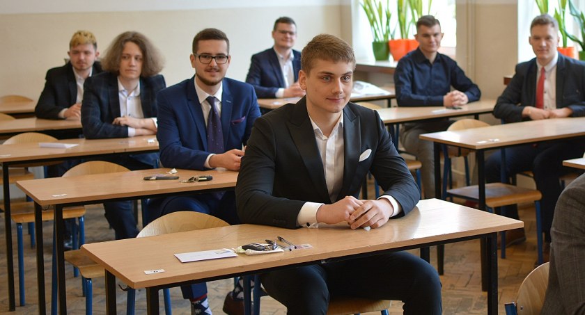 Matury część obowiązkowa za absolwentami