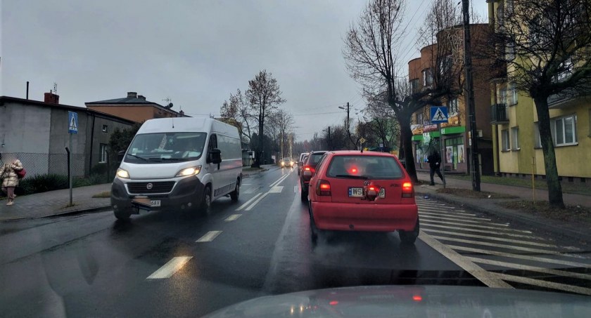 Śmieciarki i służby drogowe w porannych korkach - kierowcy nie mają powodów do radości 