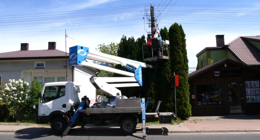 Młodzieszyn: wymiana starych lamp na ledowe w trakcie