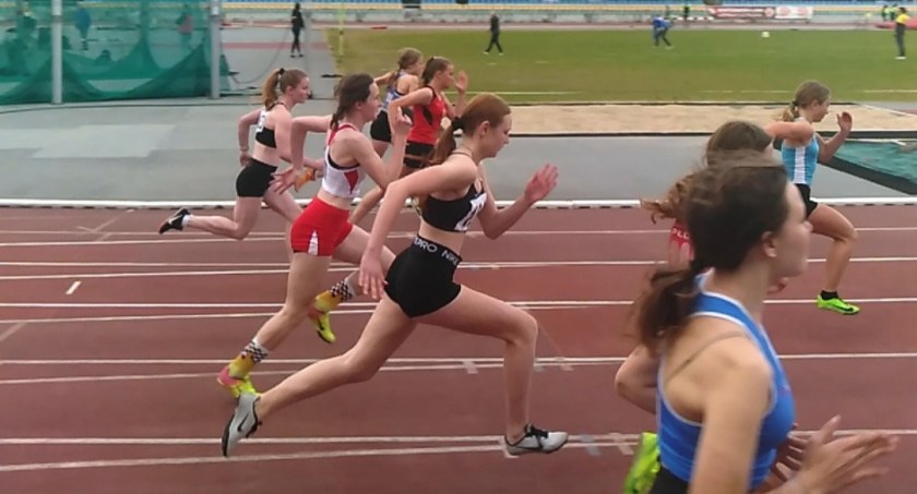 Aktywni w Warszawie. Zwycięstwa Julii Skomiał, Karoliny Kurackiej i sztafety 4x100 metrów U16 dziewcząt