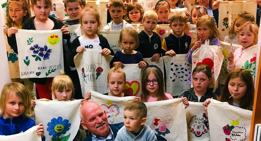 Olbrzymia frekwencja, dużo radości, twórcza praca na warsztatach w bibliotece w Kamionie!