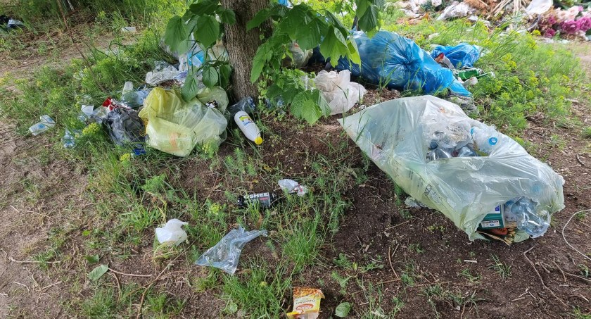 Wysypisko na cmentarzu - mieszkańcy ostrzegają 