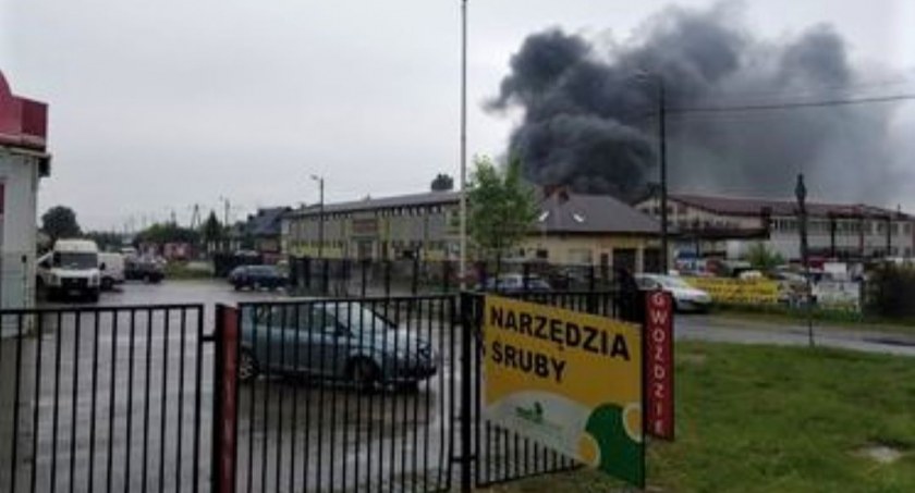 Kłęby dymu na Warszawskiej - co się dzieje?