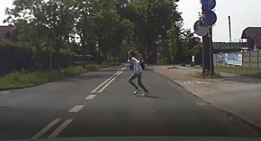 Dziecko na ulicy - nagranie mrożące krew  [WIDEO]