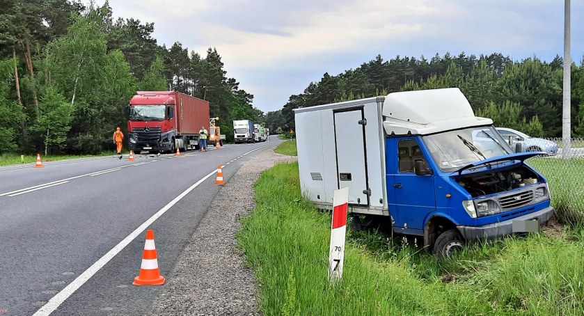 Wypadek na DK 50, dwie osoby w szpitalu, ruch wahadłowy