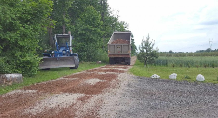 Prace remontowe dróg gminnych w gminie Młodzieszyn