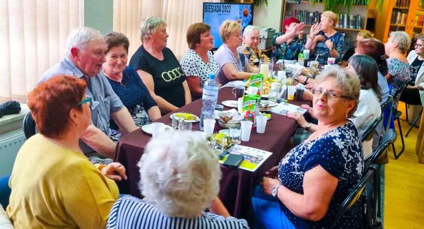 Biesiada z Seniorami i mnóstwo radości w naszej bibliotece.