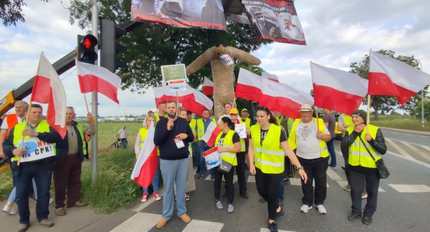 Protesty przeciw CPK - ponad sto osób w Topołowej i miś na miarę możliwości
