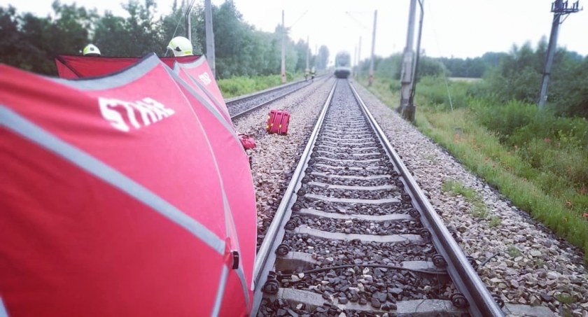 Śmierć na torach pod Teresinem, ruch pociągów wstrzymany