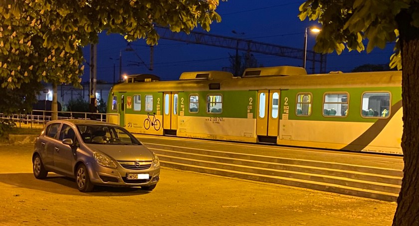 Sochaczewskie parkowanie na peronie