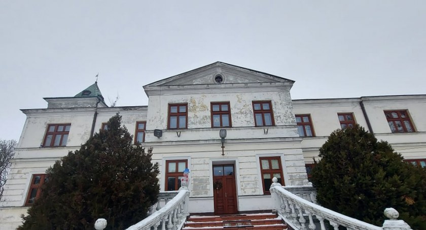 Zarząd Powiatu Sochaczewskiego wystawił pałac w Giżycach na sprzedaż