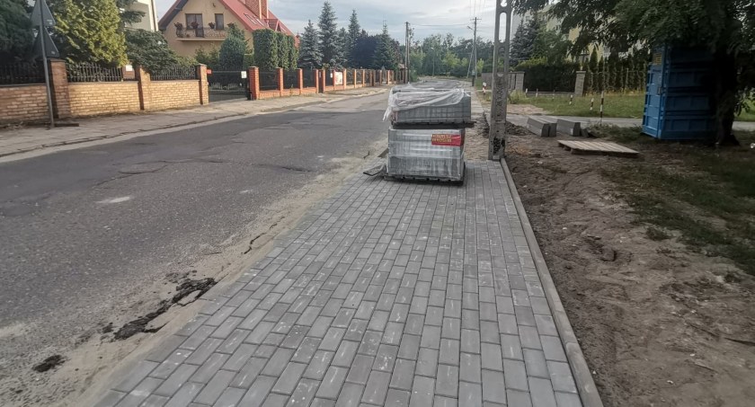 Sochaczew - powstają nowe chodniki