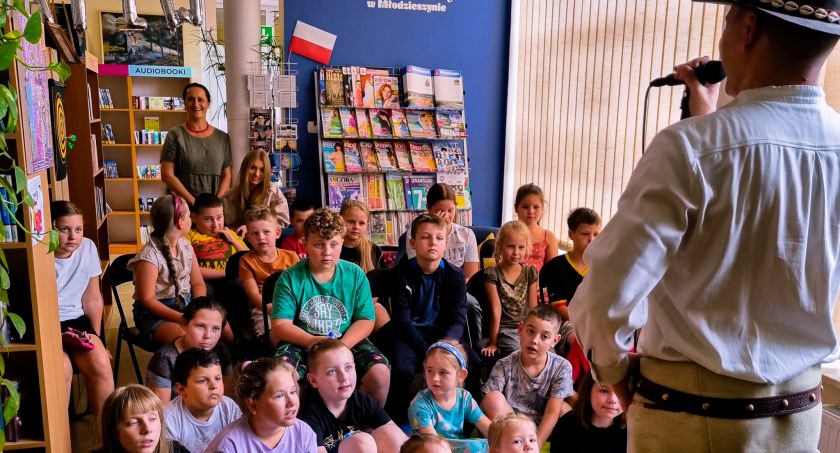 Folk Kapela "Góralska Hora", odwiedziła dzieciaki w Kamionie i Młodzieszynie