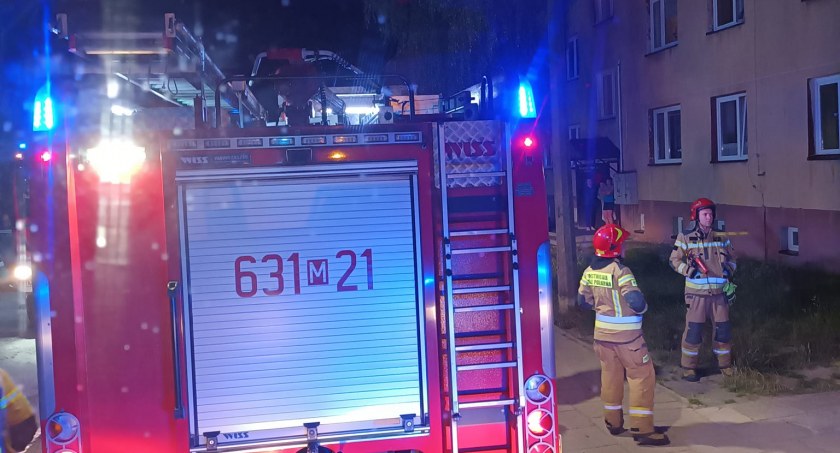 Pożar mieszkania w Sochaczewie - nocna akcja strażaków 