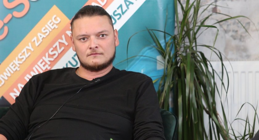 Paweł Jóźwiak z zespołu SURAEL - gitarzysta, wokalista i autor tekstów